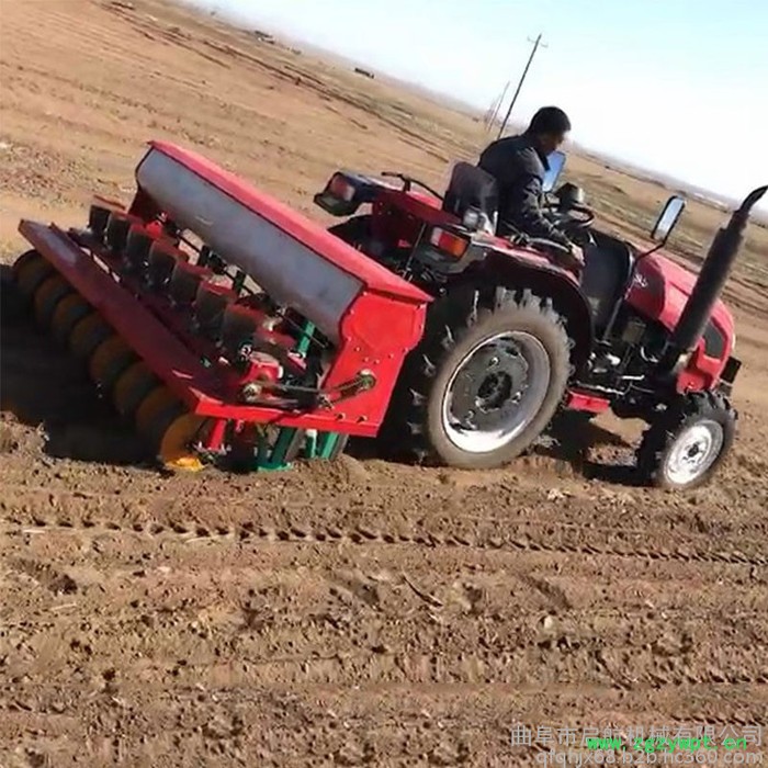 蔬菜播种机 高粱苏子下种机厂家周口拖拉机带牛膝精播机图5