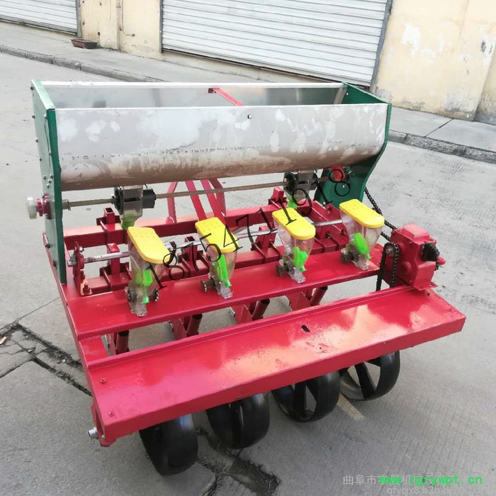蔬菜播种机 高粱苏子下种机厂家周口拖拉机带牛膝精播机图3