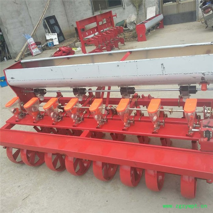 蔬菜播种机 高粱苏子下种机厂家周口拖拉机带牛膝精播机图7