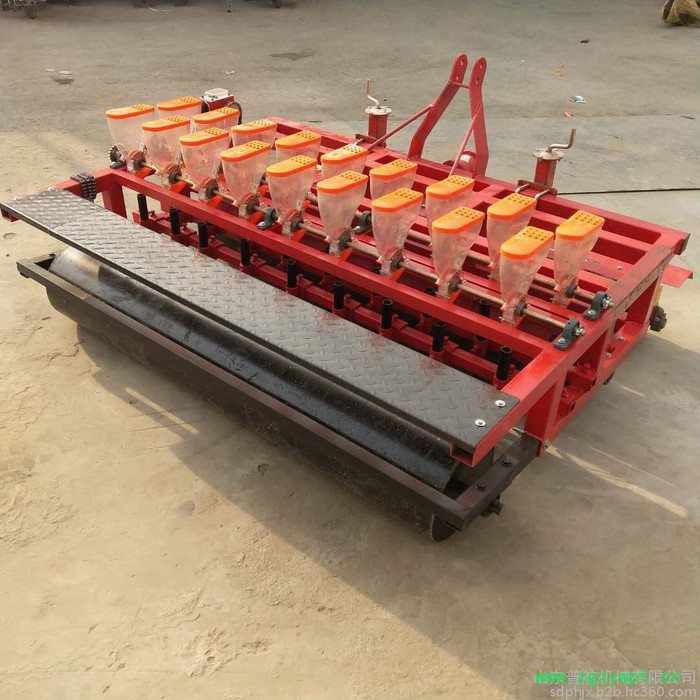 桔梗施肥播种一体机价格 普航拖拉机带三叶青播种机 拖拉机喷药覆膜机图7