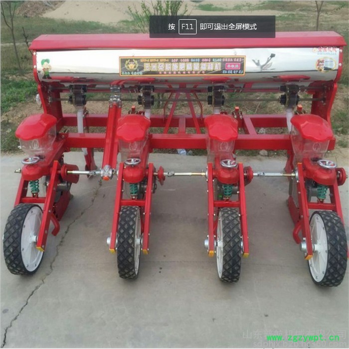 桔梗施肥播种一体机价格 普航拖拉机带三叶青播种机 拖拉机喷药覆膜机图6