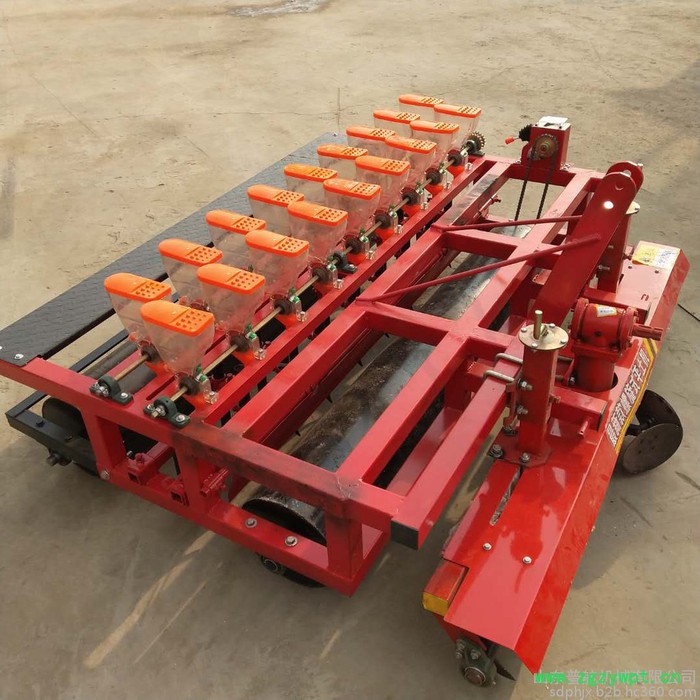 桔梗施肥播种一体机价格 普航拖拉机带三叶青播种机 拖拉机喷药覆膜机图8