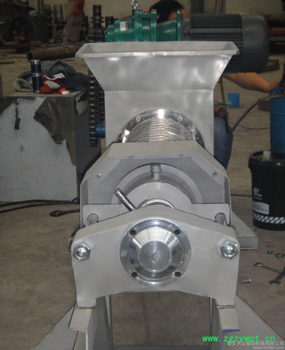 云南昭通药用树叶树枝药渣固液分离压榨机、云南省中药材中药渣压榨机、药渣汁液提取设备规格齐全压榨充分、中药材药渣脱水挤压机图4