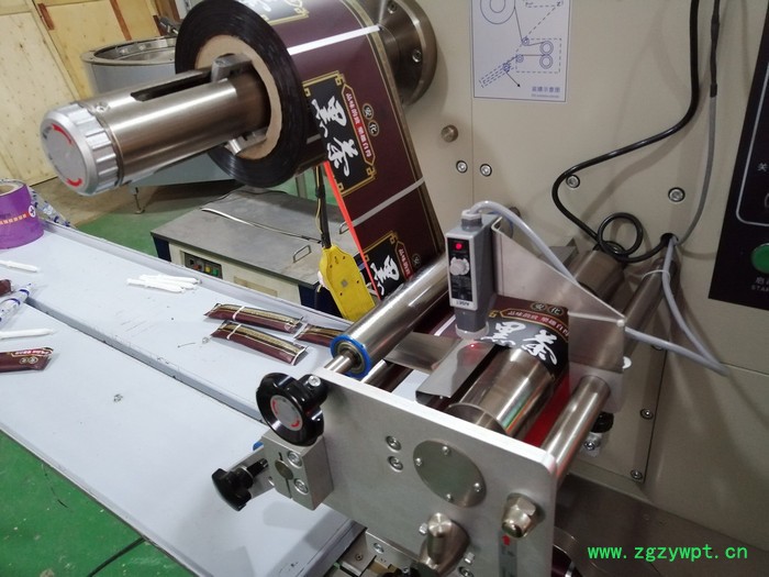 QD-250全自动米花酥饼包装机枕式药品板状背封包装机颗粒糖果自动包装机KN95口罩包装设备图3