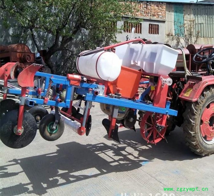 牵引花生起垄播种机 药材喷药覆膜机 喷药起拢覆膜机图2