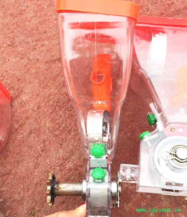 拖拉机带多行中药材蔬菜播种机 专用精播种机 谷子播种机图7