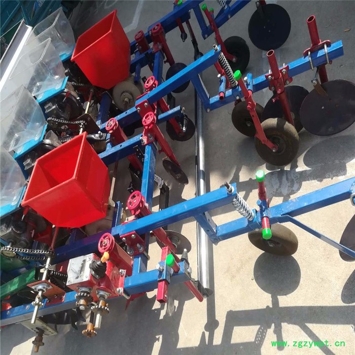 谷子喷药覆膜机 药材覆膜机 长期供应花生覆膜播种机图2