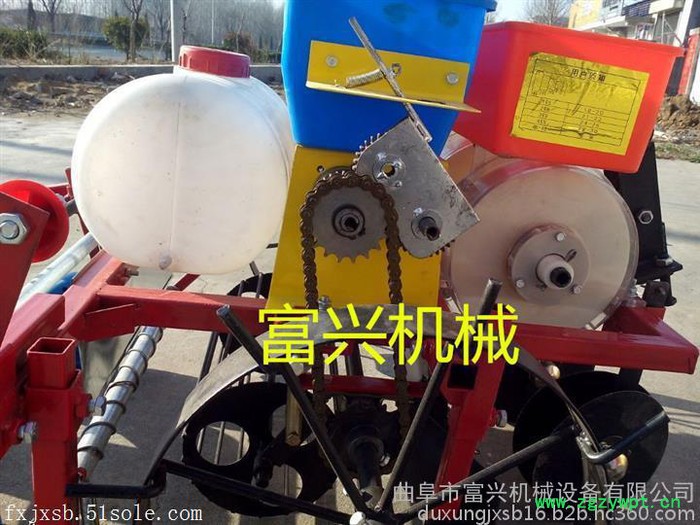 新型多功能花生播种机 农用蔬菜专用覆膜铺膜机 药材覆膜机视频图7