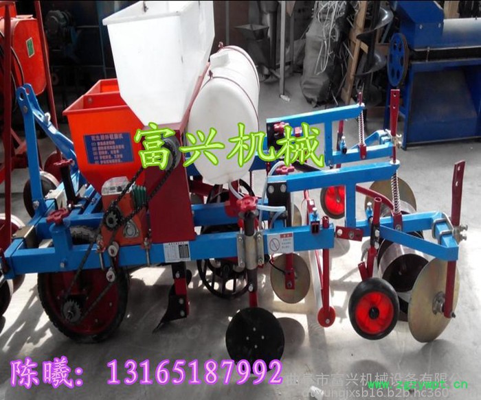 新型多功能花生播种机 农用蔬菜专用覆膜铺膜机 药材覆膜机视频图2