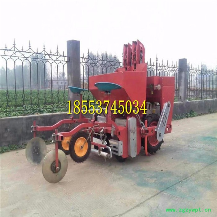 马铃薯播种施肥打药起垄覆膜机 土豆种植覆膜喷药起垄施肥机图3