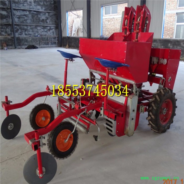 马铃薯播种施肥打药起垄覆膜机 土豆种植覆膜喷药起垄施肥机图6