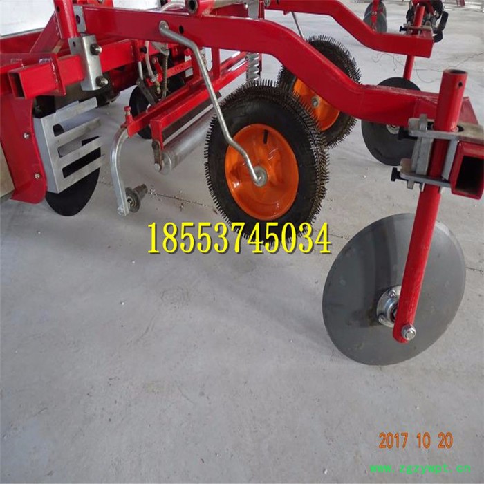 马铃薯播种施肥打药起垄覆膜机 土豆种植覆膜喷药起垄施肥机图7