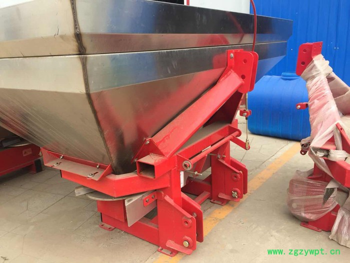 轴连接打药机 多功能圆桶扬肥施肥机 多功能圆桶扬肥施肥机轴连接打药机 多功能圆桶扬肥施肥机 小型单盘撒肥机厂家 节省人力图5