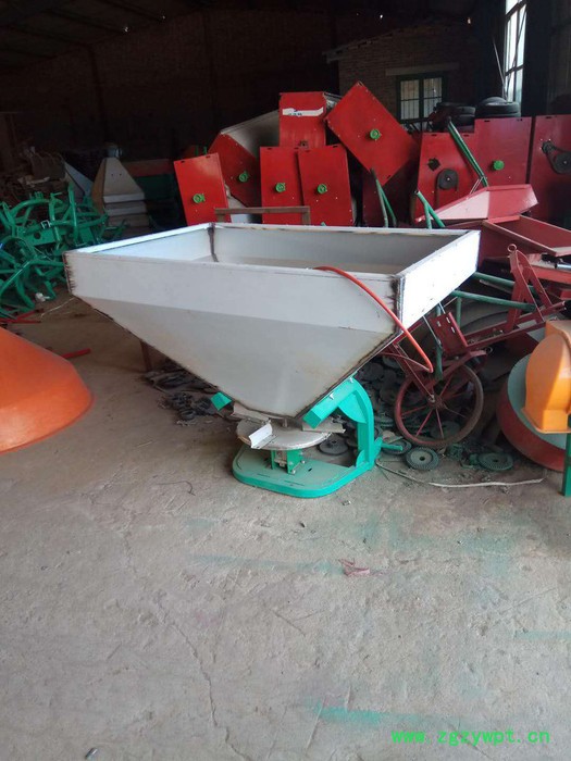 轴连接打药机 多功能圆桶扬肥施肥机 多功能圆桶扬肥施肥机轴连接打药机 多功能圆桶扬肥施肥机 小型单盘撒肥机厂家 节省人力图4