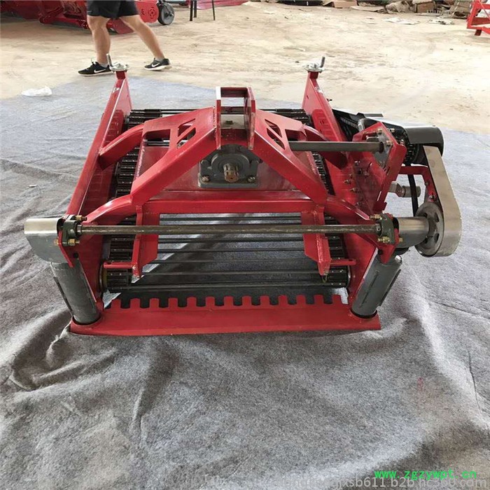 农康链条式 土豆收获机 多功能收获机 垄上挖土豆的机器 平地马铃薯收获机 药材收获机图2