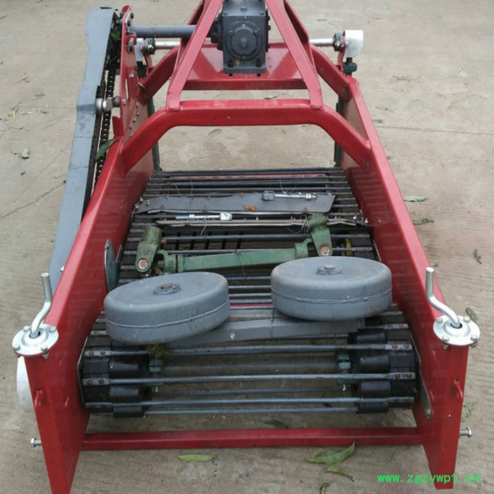 新型土豆收获机大姜药材收获机拖拉机悬挂式土豆收获机花生收获机图5