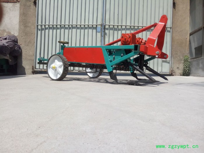 农用新款花生收获机 多用型地瓜土豆收获机 四轮带动药材收获机图4