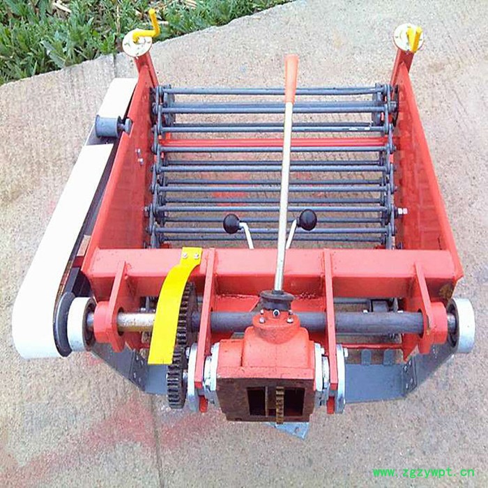 农用新款花生收获机 多用型地瓜土豆收获机 四轮带动药材收获机图6