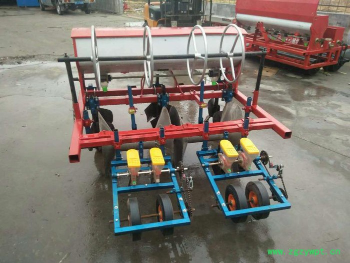 拖拉机带药材播种机 拖拉机带洋芋播种机 垄上高粱播种机 蔬菜播种机视频图4