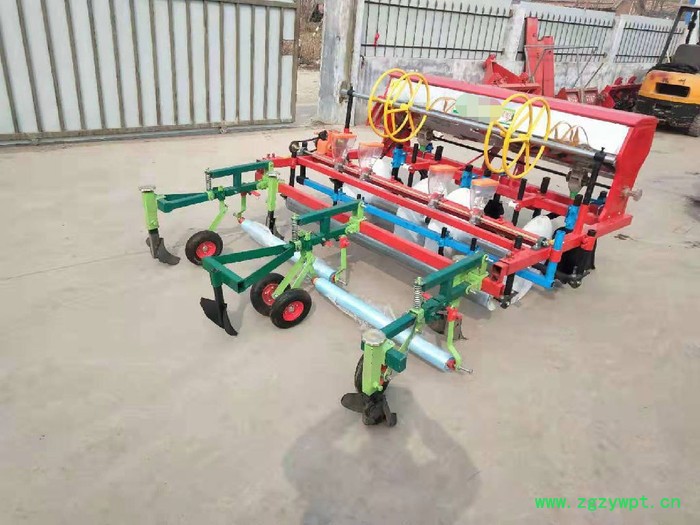 拖拉机带药材播种机 拖拉机带洋芋播种机 垄上高粱播种机 蔬菜播种机视频图6