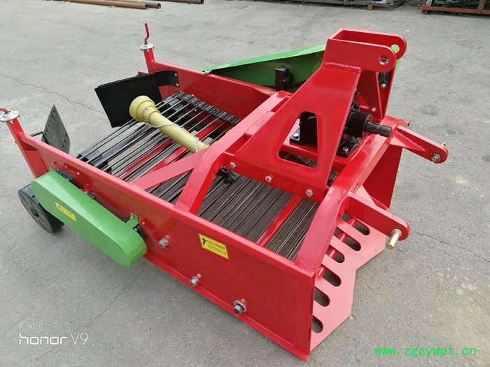 农康1米皮带收获机四轮拖拉机带的红薯收获机多功能地瓜药材收获机图3