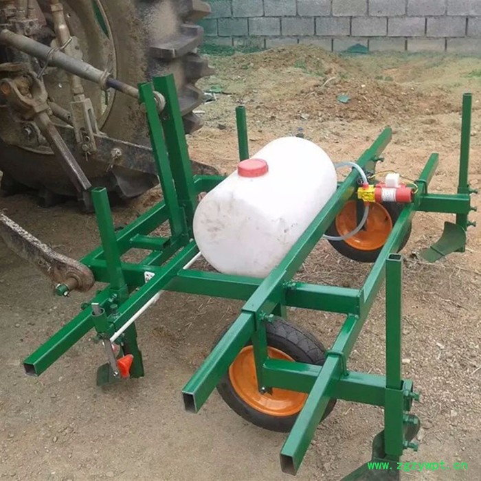 新款土豆播种覆膜机 花生喷药施肥机 洋芋施肥喷药覆膜机图5