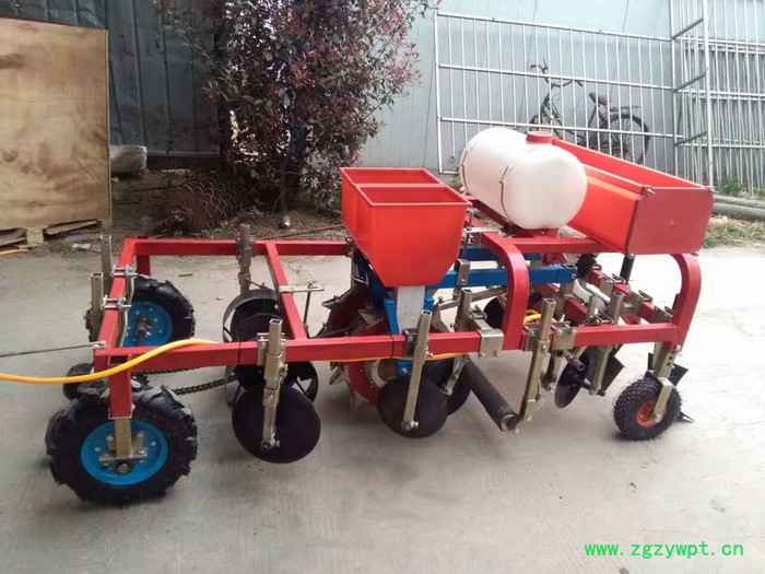 新款土豆播种覆膜机 花生喷药施肥机 洋芋施肥喷药覆膜机图3