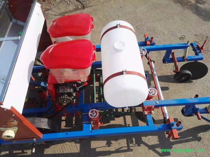 新款土豆播种覆膜机 花生喷药施肥机 洋芋施肥喷药覆膜机图8