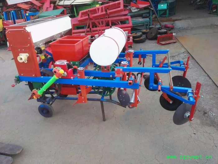 新款土豆播种覆膜机 花生喷药施肥机 洋芋施肥喷药覆膜机图2