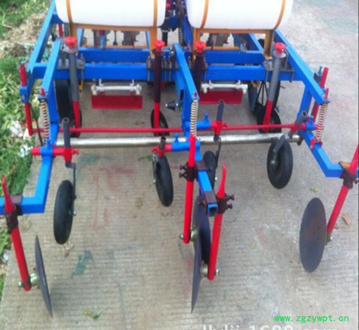 手扶带动菜园喷药覆膜机 新款花生播种喷药施肥机图3