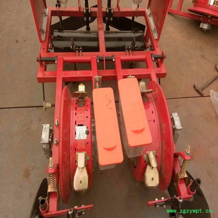 拖拉机施肥机 土豆喷药覆膜机 喷药覆膜机价格图7