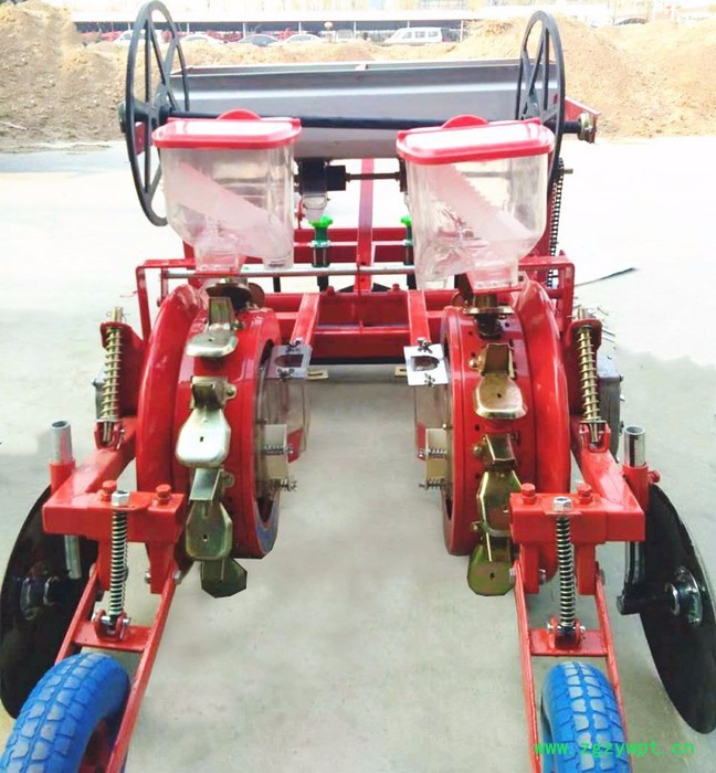 拖拉机施肥机 土豆喷药覆膜机 喷药覆膜机价格图2