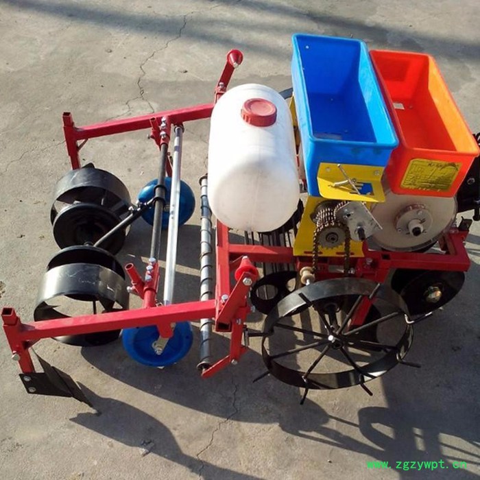 拖拉机施肥机 土豆喷药覆膜机 喷药覆膜机价格图4