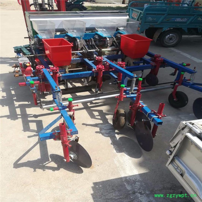 内蒙古 药材喷药覆膜机价格 四行花生玉米起垄施肥播种喷药机图3
