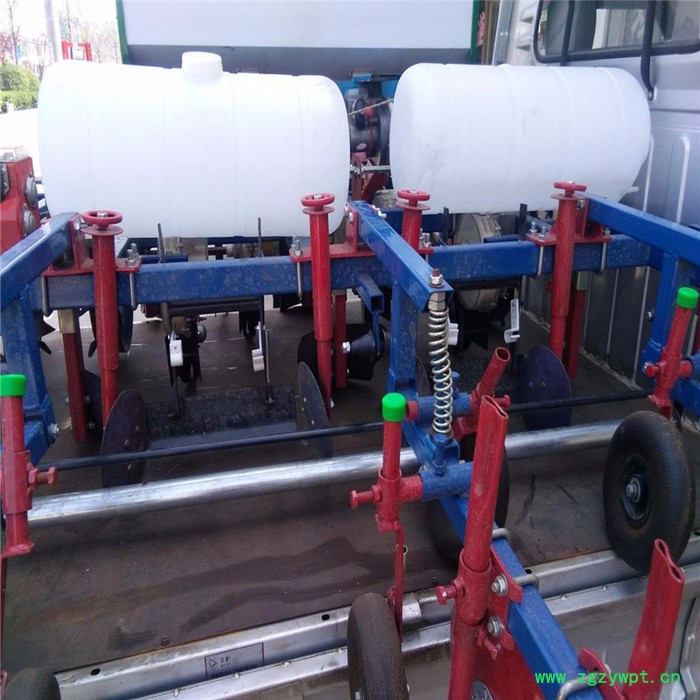 内蒙古 药材喷药覆膜机价格 四行花生玉米起垄施肥播种喷药机图6