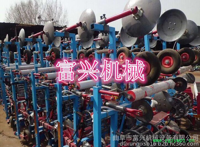农业种植覆膜机 富兴三行玉米播种施肥机 喷药地膜覆盖机厂家图3