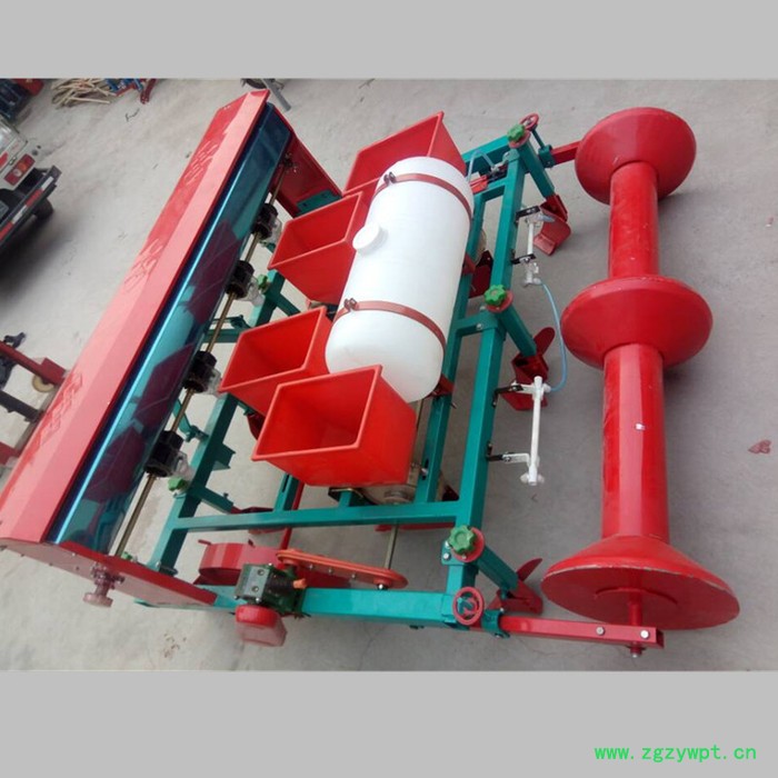 拖拉机花生施肥机   农用喷药地膜播种机价格图2