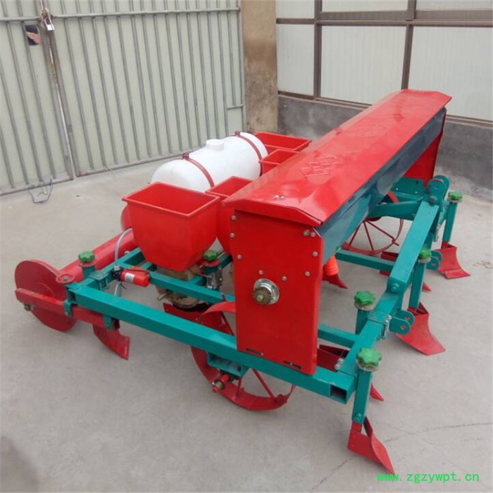 拖拉机花生施肥机   农用喷药地膜播种机价格图7