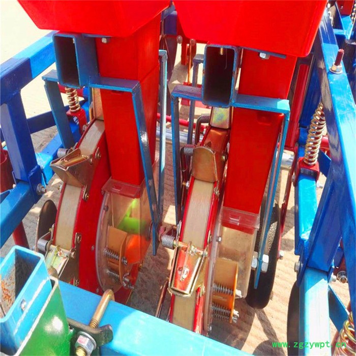 精量免耕花生铺膜播种机 四轮拖拉机喷药覆膜机 花生起垄播种施肥机图7