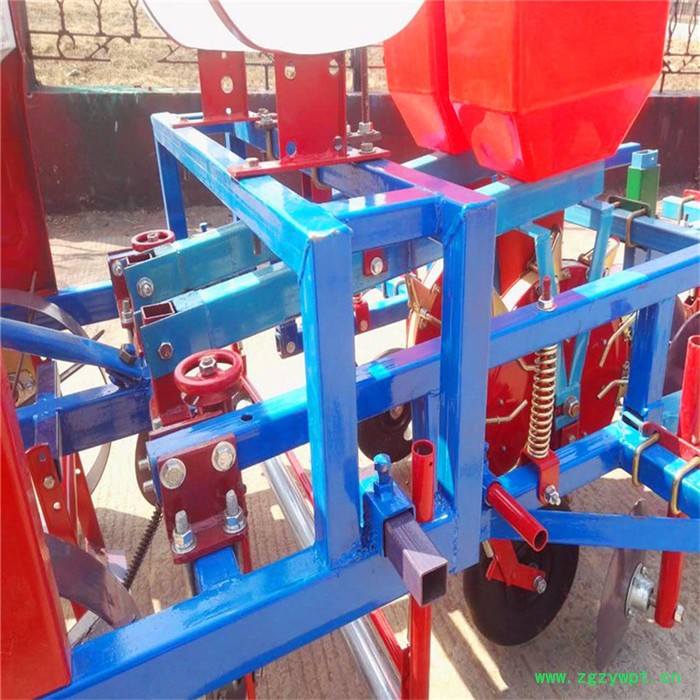 精量免耕花生铺膜播种机 四轮拖拉机喷药覆膜机 花生起垄播种施肥机图2