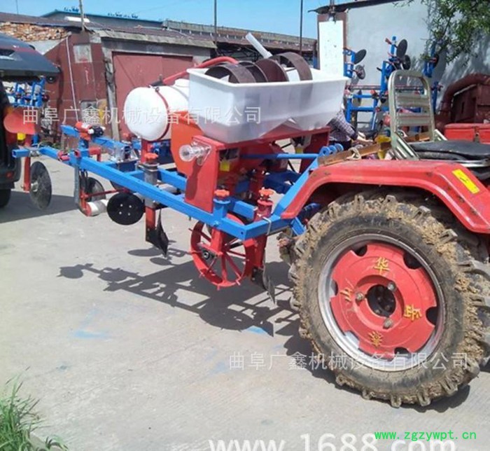 打岭播种覆土喷药覆膜 花生覆膜播种施肥机 小型拖拉机两行播种机