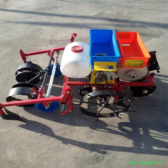 多用途花生喷药盖膜机 新型喷药下滴管盖膜机 膜上打孔花生播种机施肥机图7