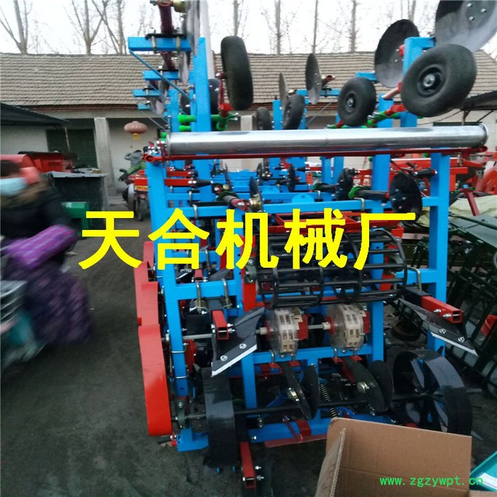 起垄喷药覆膜机 花生播种覆膜机 多功能播种施肥机图7