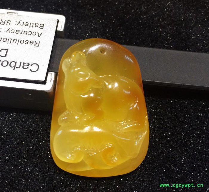 川东珠宝直销蜜蜡吊坠 无优化琥珀蜜蜡原石雕刻挂件图2