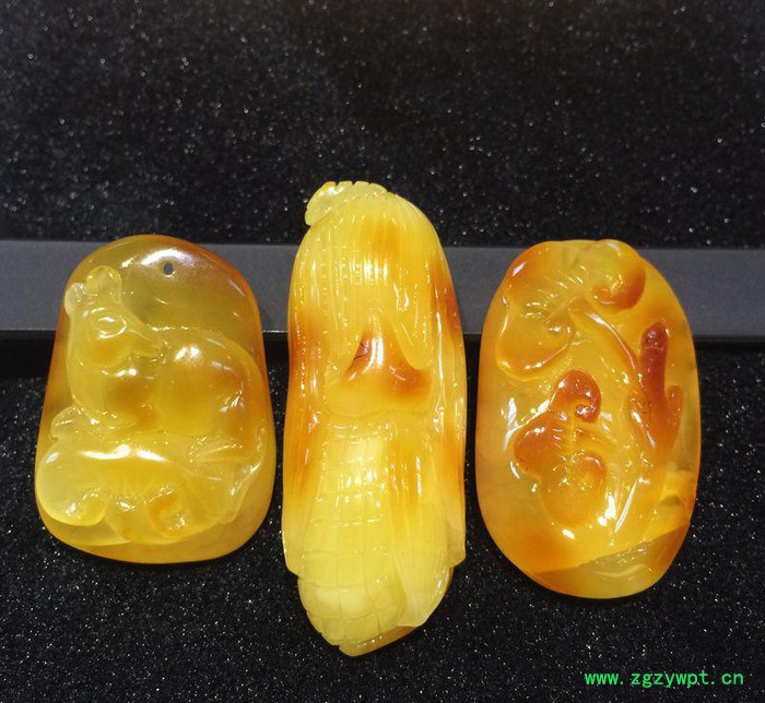 川东珠宝直销蜜蜡吊坠 无优化琥珀蜜蜡原石雕刻挂件图3