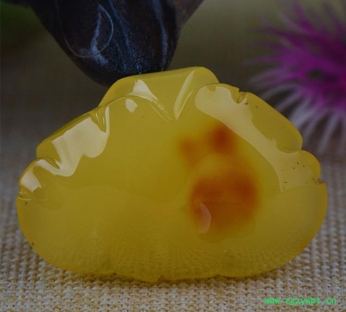 琥珀工厂精雕刻蜜蜡吊坠 鸡油黄蜜蜡花朵项坠 女士蜜蜡吊坠图3