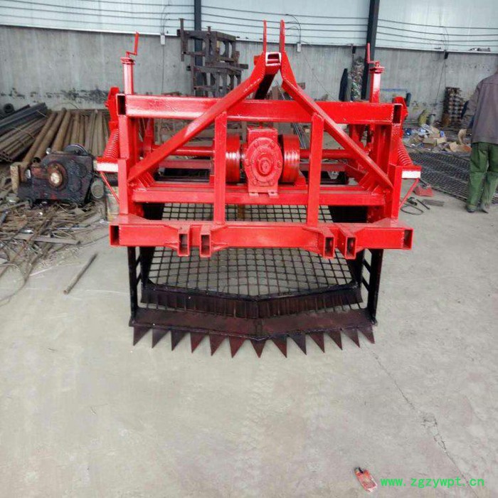 药材收获机价格   黄芪药材起挖机 参药材挖掘机报价   中药材收获挖掘机图片图4