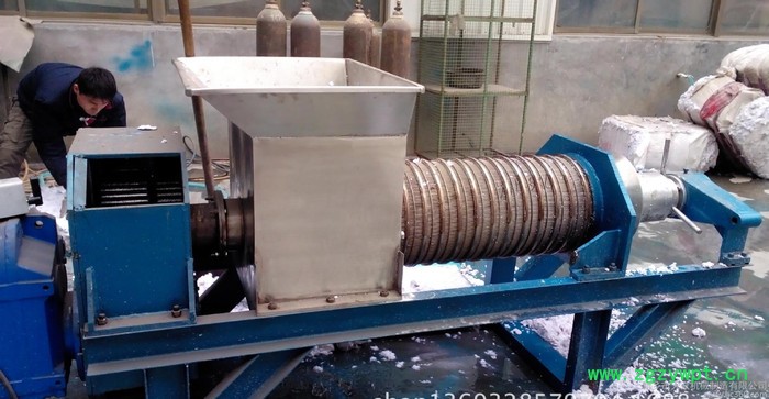 中药渣药材药液提取专用压榨挤压脱水设备、四川中药材药渣药液分离提取、云南固液分离机图8