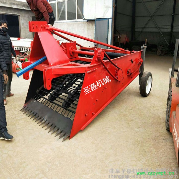 内蒙黄芪药材挖掘机厂家 苍术中药材收获机工作视频 圣嘉高效药材播种机图2