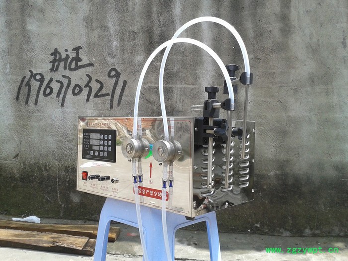 厂家批发小型单头磁力泵液体灌装机 芦荟汁甘油液体灌装机 小型花露水灌装机图2